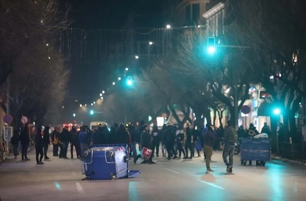 Συλλήψεις 9 ατόμων για τα επεισόδια έξω από το σπίτι της βουλευτού Μ. Σκούφα